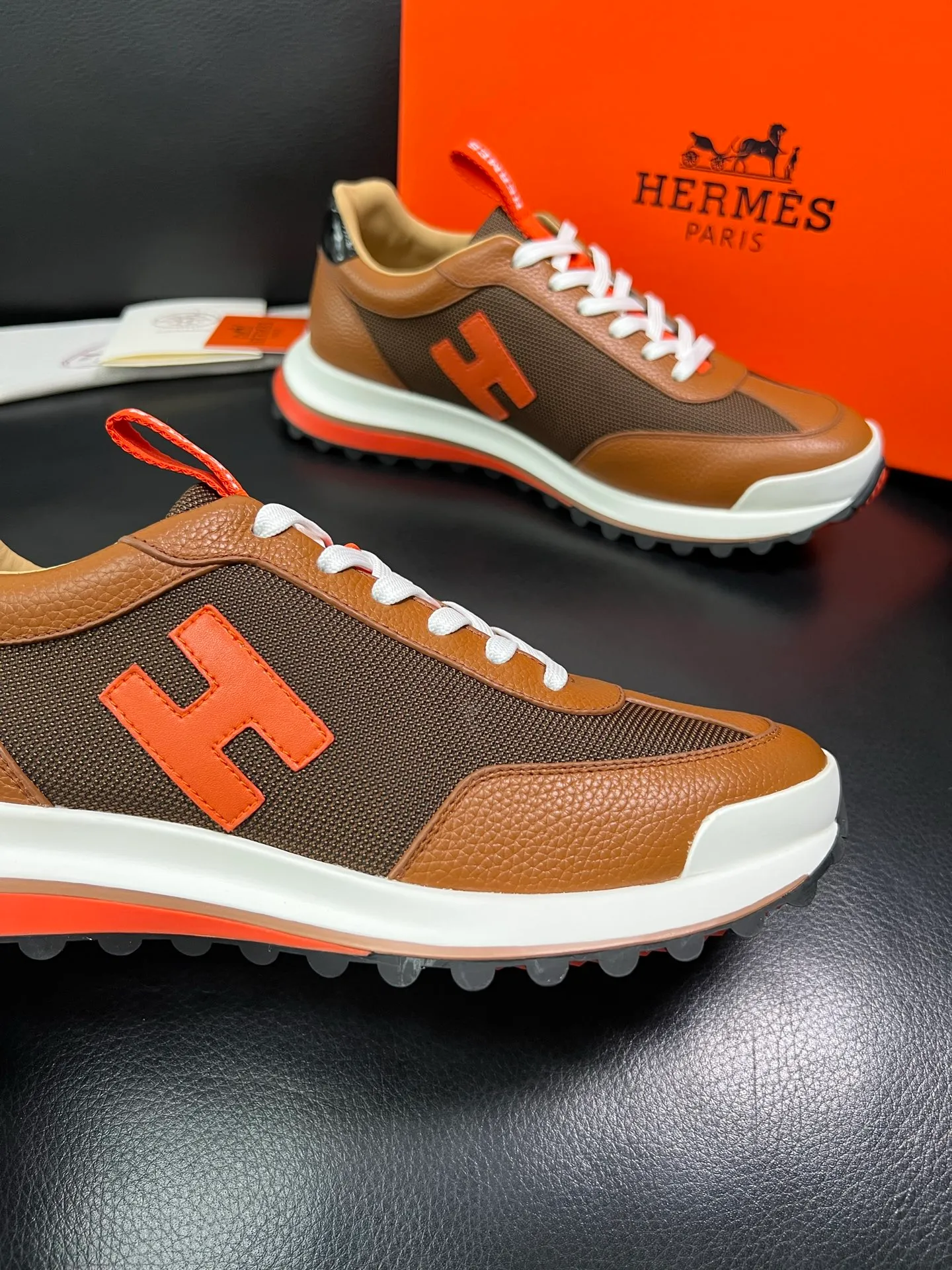 Men's shoes 💰800 Hermes top purchasing Hermes counters are on sale at the same time with original factory configuration, original cowhide imported from Italy and mesh fabric, high-quality splicing technology, fully imported water-dyed cowhide lining, soles: original soles specially provided by the original factory are super comfortable, the original factory follows the order and high quality, you can enter and exit the counter at will, you are welcome to compare and synchronize with the counter, code number 39-44 (customized 38 45) 85863